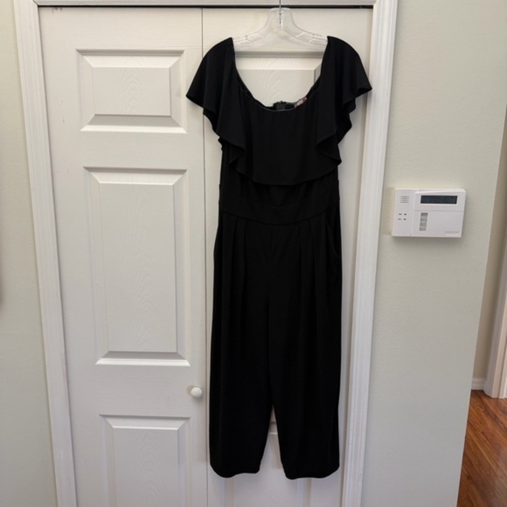 ❤️ Vince Camuto's off-the-shoulder jumpsuit is a chic all-in-one choice